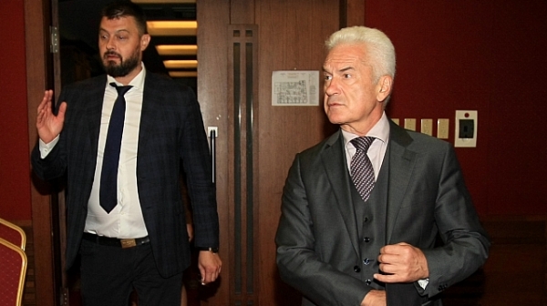 Сидеров и Бареков заведоха консерватора Захрадил при Борисов, снимаха се