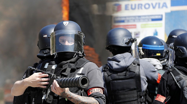 Франция разследва призиви на „жълтите жилетки“ към полицаите да се самоубиват