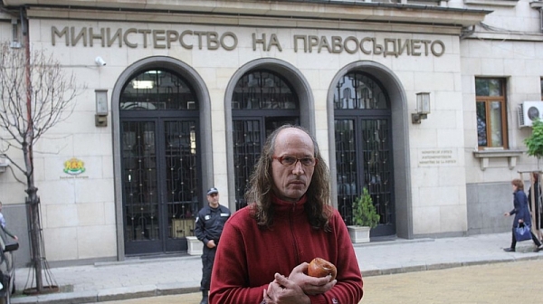 Мъжът, който ще замеря Цецка: Министерството подкрепя организираната престъпност