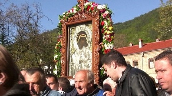 Хиляди вярващи се събират в Бачковския манастир за Света Богородица