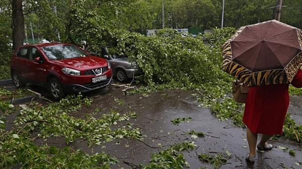 Урагани в Москва убиха двама и раниха десетки