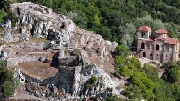 Момче на 13 години загина при падане от скала край Асеновата крепост