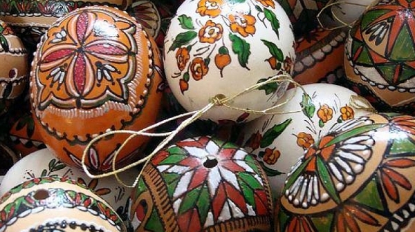 Стара традиция на писаните великденски яйца пазят в Елешница