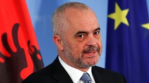 Замеряха с брашно и яйца албанския премиер в парламента