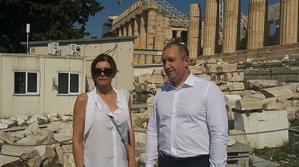 Президентът и съпругата му на разходка из Акропола