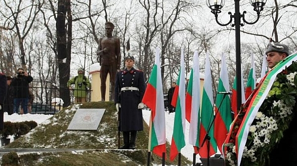 Трима президенти се поклониха и откриха паметник на полк.Дрангов