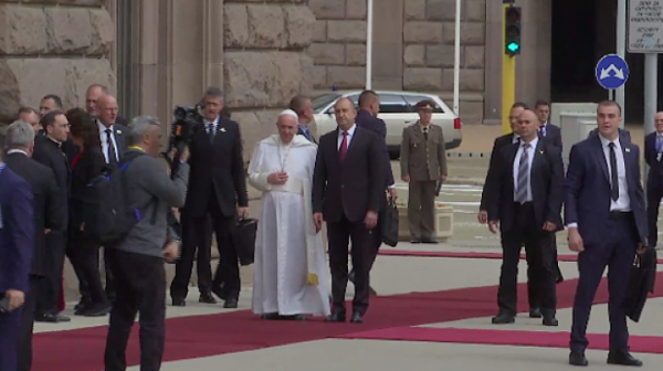Президентът Радев посрещна Светия отец