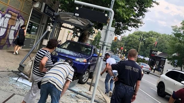 Кола се вряза в спирка в София