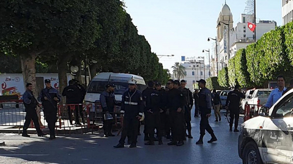 Атентатор самоубиец се взриви в центъра на Тунис