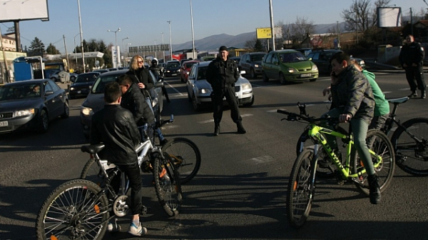 Живеещите в Горубляне отново блократ кръстовище на Цариградско шосе