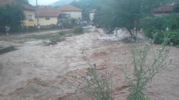 Нови наводнения в Тетевенско, активираха се свлачища