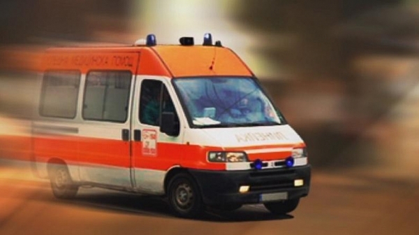 Кола се разби в бетонна стена в София, мъж е загинал, а дете е тежко ранено