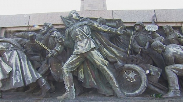 Пак посегнаха на паметника на Съветската армия - заляха го с блажна боя