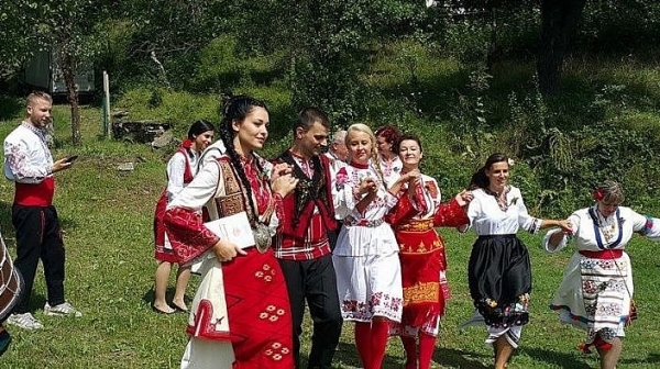 Щерката на Каракачанов се омъжи с народна носия