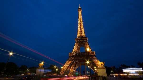 Айфеловата кула изгря в златисто в памет на Шарл Азнавур