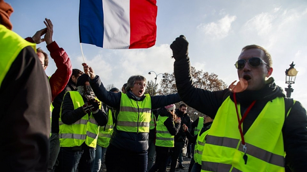 ”Жълтите жилетки” пак излязоха по улиците на Париж
