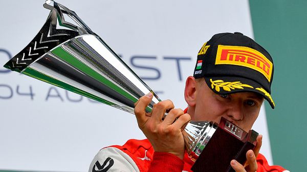 Шумахер-младши спечели първото си състезание във Формула 2