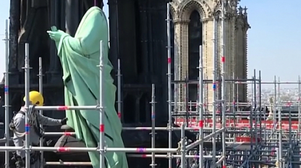 Реставрират статуите от покрива на „Нотр Дам“
