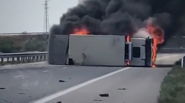 Камион се запали на АМ ”Тракия”, затворен е участъкът от пътя