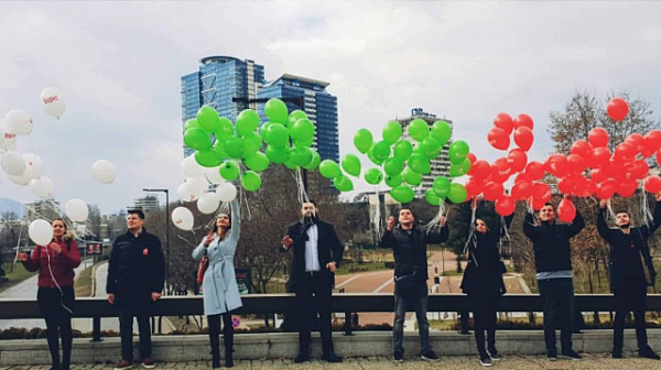 Млади социалисти пуснаха в небето над София 141 бели, зелени и червени балона по случай 3-и март