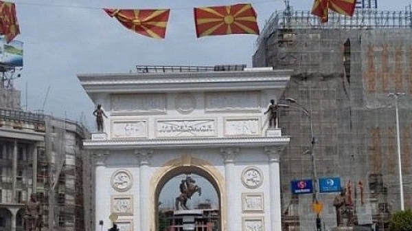 Започнаха да махат паметници в Скопие