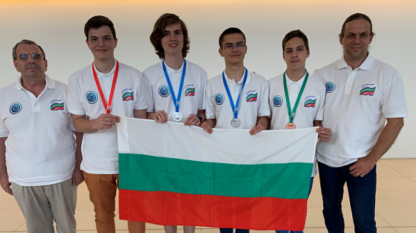 Четири медала за българския отбор от международна олимпиада по информатика