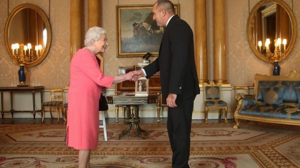 Президентът Радев се срещна с кралица Елизабет II, тя получи покана за България