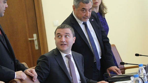 Горанов нападна президента за изтребителите с купуването на нови автомобили