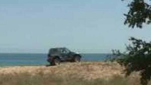 Автомобили паркират върху дюните на плаж край Шкорпиловци