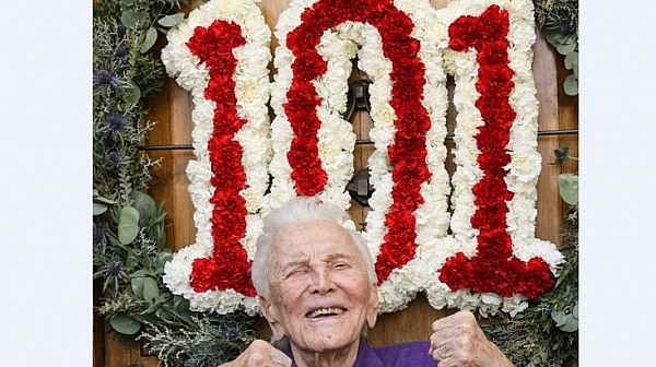 Кърк Дъглас отпразнува 101-вия си рожден ден