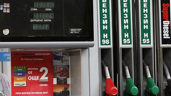 Докато цената на петрола скача, горивата в България поевтиняват