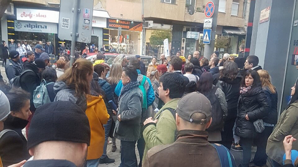 Десетки се събраха в подкрепа на Иванчева в центъра на София