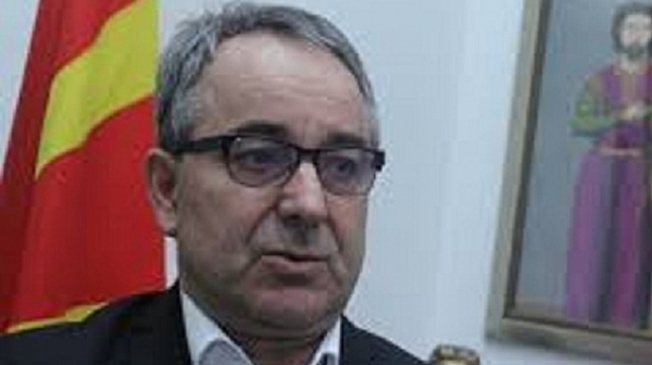 Лазар Младенов иска отнемане на бг-паспорти на македонски депутати заради името на Македония