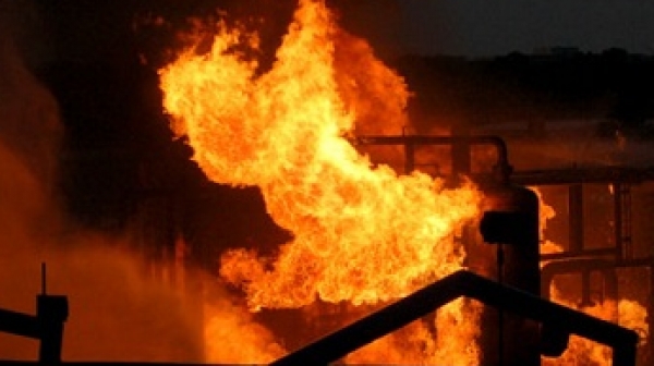 Трима пострадаха при пожар в петролна рафинерия в Русия