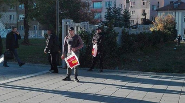 Мутри замеряха БОЕЦ с яйца и домати пред Софийски районен съд