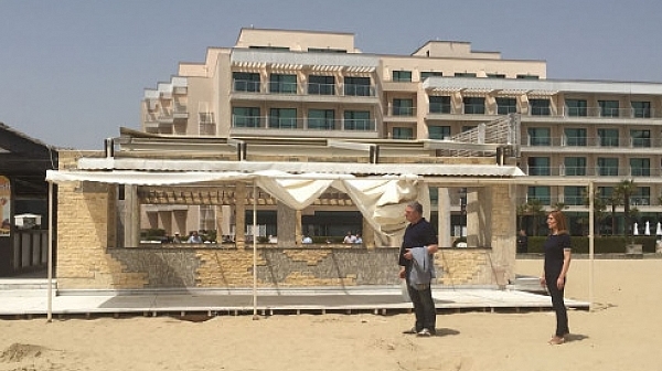 Разчистват плажа на ”Слънчев бряг” от бетон