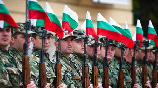 Изследване: Половината българи не искат да се сражават за страната