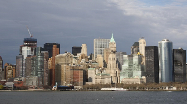 Авангардист накара 140 души да пълзяха в Ню Йорк