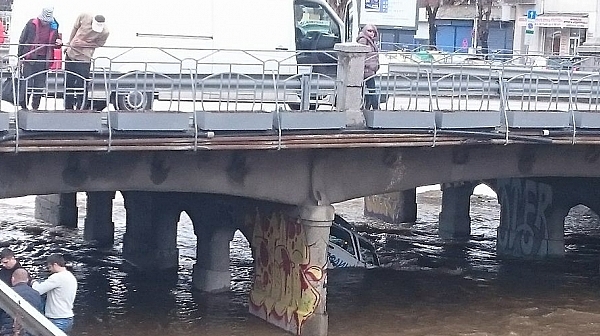Патрулка падна от мост в София, ранени са полицаи