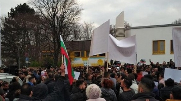 Стотици на протест в Кьолн заради смъртта на 4-годишно българче