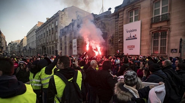 Трети ден протестират във Франция срещу цените на горивата