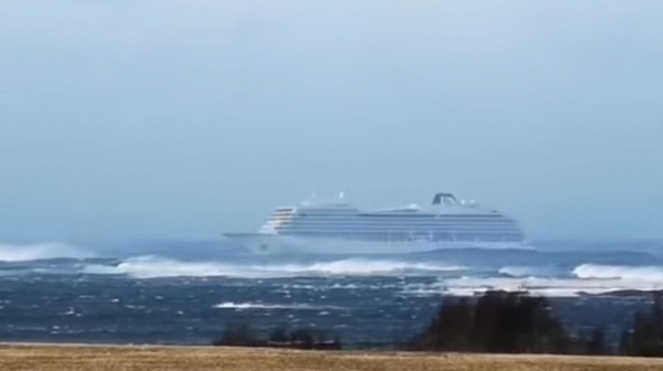 Спасиха 1300 души от аварирал круизен кораб край Норвегия (видео)