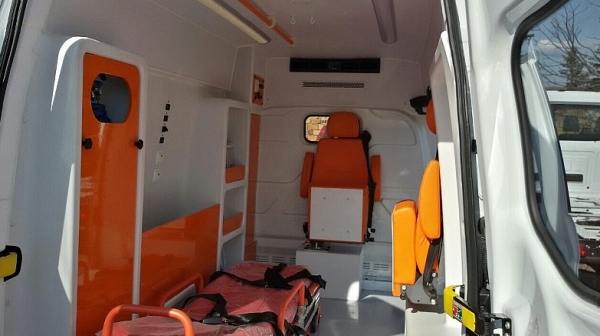 Паркирана кола тръгна сама и рани две деца в Петрич