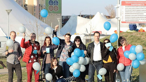 Млади социалисти пуснаха във въздуха балони с 40 лъжи на ГЕРБ по повод 1-и април