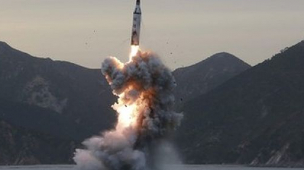 Ким Чен Ун наблюдава ракетните изпитания в Северна Корея