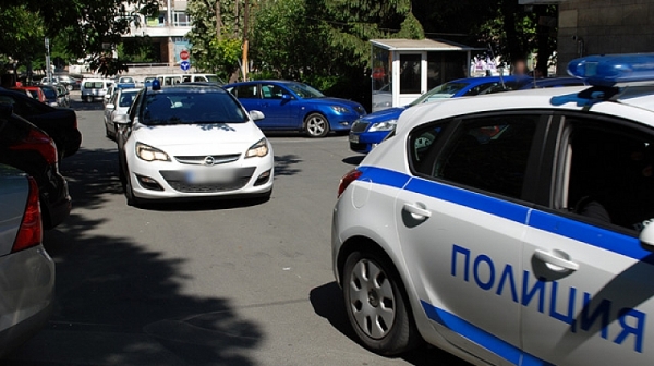 Луд се барикадира в София