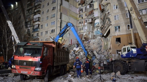 Извадиха живо бебе под развалините на блока в Русия