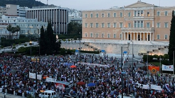 Стотици хиляди на ”Синтагма” дерат гърла за гръцка Македония, има сблъсъци