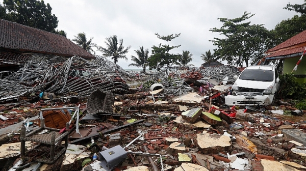 Расте броят на жертвите от цунами в Индонезия