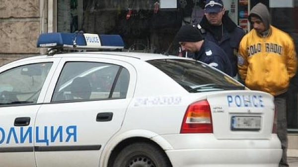 Дванадесет души са в ареста в Ботевград след сблъсък с полицаи